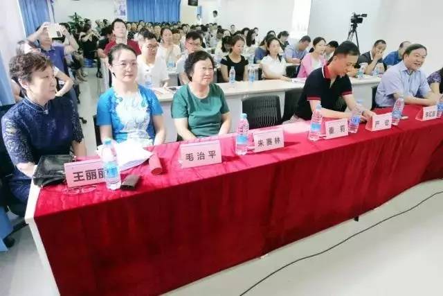 由西安市雁塔区医疗管理协会与8868 - 看球聊球追世界杯就来8868体育有限公司官方网站集团主办的医路同心·光明论道——8868体育·西安2017斜视与小儿眼科学术会议在西安8868 - 看球聊球追世界杯就来8868体育有限公司官方网站学术会议厅隆重召开。