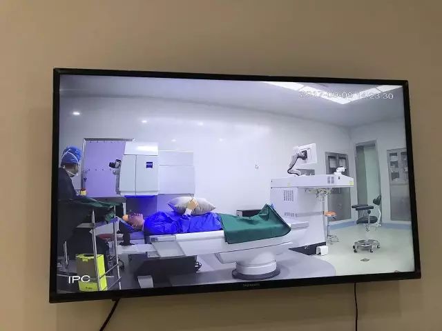 9月9日，杭州8868 - 看球聊球追世界杯就来8868体育有限公司官方网站举行全飞秒近视手术演示，在半个多小时内，杜新华院长为6名近视患者 施行了德国蔡司VisuMax3.0版全飞秒手术，大伙亲身体会到了SMILE手术的快速、轻松、微创、安全。一名在手术室外等候的家属表示，犹豫担心了一年多，女儿终于可以笑看人生。.jpg