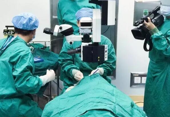 赣州8868体育“光明行”为百岁老人 医治，王奶奶儿子偶然听到一个邻居在赣州8868 - 看球聊球追世界杯就来8868体育有限公司官方网站看过眼睛，做的白内障手术，术后  很好。在和老人及其他家人沟通同意后，10月18日，他当即带着王奶奶来到医院就诊.jpg