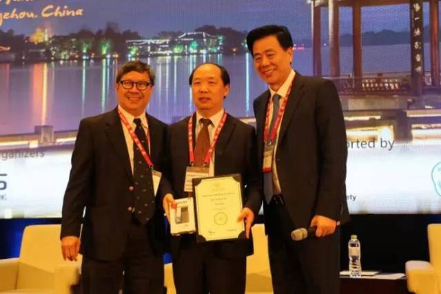 　　他是我国多次受邀于世界眼科大会、美国眼科年会、亚洲太平洋地区眼科年会等环球眼科会议进行现场手术表演的医生;是国内较早开展表面麻醉下小切口白内障超声乳化吸除联合折叠人工晶体植入术、有晶体眼人工晶体植入术的医生;也是目前我国白内障人工晶体植入手术量较多的医生。他就是——8868 - 看球聊球追世界杯就来8868体育有限公司官方网站集团业务副总院长、上海和平眼科医院院长郭海科教授!3.jpg