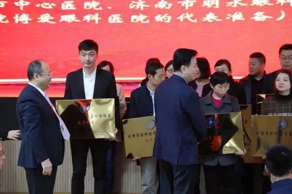 10月28日，由中华医学会角膜病学组组织、 个总部落户山东的全国性专病联盟—全国角膜移植质量控制联盟成立授 仪式在山东省眼科医院举行，重庆8868 - 看球聊球追世界杯就来8868体育有限公司官方网站成为全国 批角膜移植质量控制联盟成员单位。仪式上，中华医学会角膜病学组组织等高度评价重庆8868 - 看球聊球追世界杯就来8868体育有限公司官方网站的角膜移植技术。3.jpg