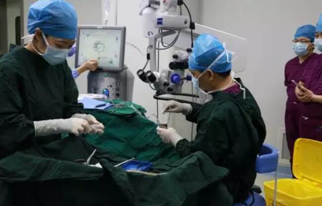 8868体育 席白内障专家郭海科教授 专程到杭为航天功臣操刀这次为两位老人做手术的便是手术量 全国并刷新世界白内障手术记录、入选《中国 百强榜》全国白内障 十*的郭海科教授。2.jpg