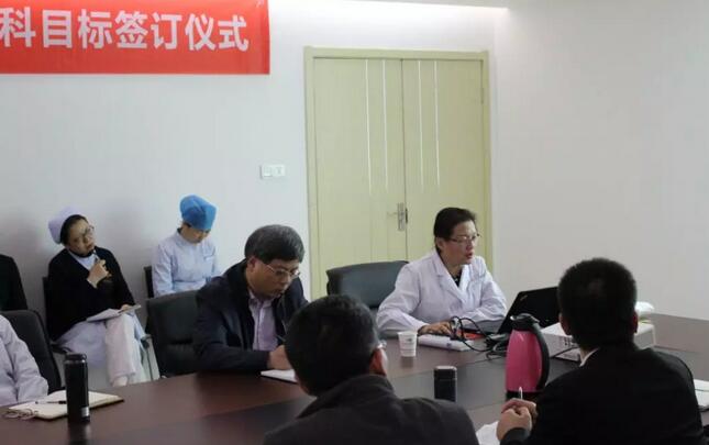 上周，西安8868 - 看球聊球追世界杯就来8868体育有限公司官方网站2018年度工作目标签订仪式在医院内三楼学术会议厅隆重举行。厦门大学附属厦门眼科中心执行院长李晓峰博士、西安8868 - 看球聊球追世界杯就来8868体育有限公司官方网站总经理郑文胜、西安8868 - 看球聊球追世界杯就来8868体育有限公司官方网站王丽丽院长、西安8868 - 看球聊球追世界杯就来8868体育有限公司官方网站常务副总张勇、医务部主任朱爱民、斜视与小儿眼科学科带头人张利玲主任、门诊部主任刘武装主任、屈光中心主任陈蒙等医院各学科负责人及部门负责人出席了本次会议3.jpg