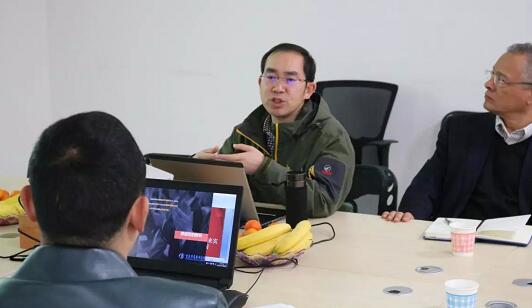 在3月28日法国依视路集团2.5新视代全球副总裁白方华先生一行人访问重庆8868 - 看球聊球追世界杯就来8868体育有限公司官方网站时，重庆8868 - 看球聊球追世界杯就来8868体育有限公司官方网站总经理张庭胜热情接待依视路集团贵宾一行。本次交流的目的：重庆8868体育和依视路“2.5新视代爱眼大使”健康公益项目希望能一起帮助视力帮助老百姓进行视力 ，提*生活质量，传播爱眼护眼的知识、宣传眼镜对视力 的作用、让更多的人尤其是需要帮助的人群能开始关注呵护自己的眼睛3.jpg