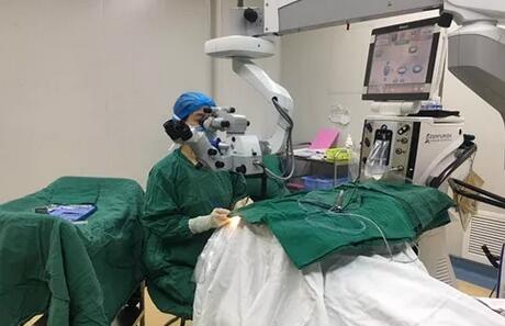 新西兰白内障老爷子在成都8868 - 看球聊球追世界杯就来8868体育有限公司官方网站手术后不禁向医护人员翘起大拇指1.jpg