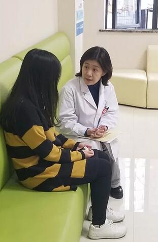 重庆网红在重庆8868 - 看球聊球追世界杯就来8868体育有限公司官方网站直播摘镜手术1.jpg