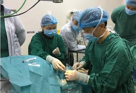 成都8868体育医院院长陈晓明教授为资阳市安岳县青光眼患者进行青光眼超声睫状体成形术1.jpg