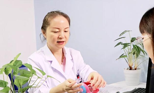 心向光明、永不止步——重庆8868 - 看球聊球追世界杯就来8868体育有限公司官方网站屈光专家汪红的一天1.jpg