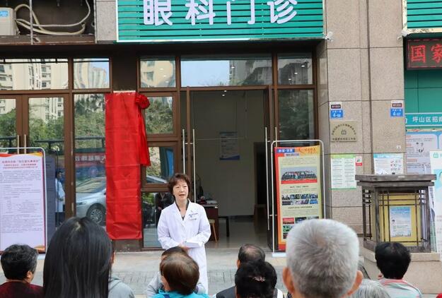 深圳8868 - 看球聊球追世界杯就来8868体育有限公司官方网站“名家工作室”正式在深圳招商花园城社康中心揭牌3.jpg