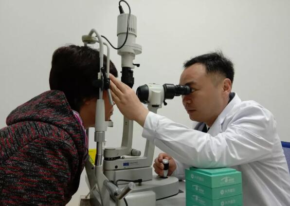 宜昌8868 - 看球聊球追世界杯就来8868体育有限公司官方网站全体员工为菅东利医生举行了欢送仪式3.jpg
