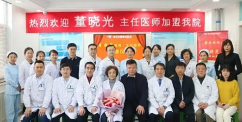 青岛8868 - 看球聊球追世界杯就来8868体育有限公司官方网站为山东出名眼底病医生董晓光教授举行聘任仪式1.jpg