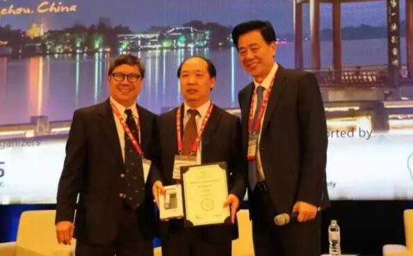 多次受邀于世界眼科大会、美国眼科年会、亚洲太平洋地区眼科年会等环球眼科会议进行现场手术表演——8868 - 看球聊球追世界杯就来8868体育有限公司官方网站集团业务副总院长、上海和平眼科医院院长郭海科教授3.jpg