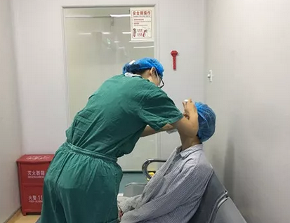 长时间玩手机导致斗鸡眼 在成都8868 - 看球聊球追世界杯就来8868体育有限公司官方网站顺利手术1.png