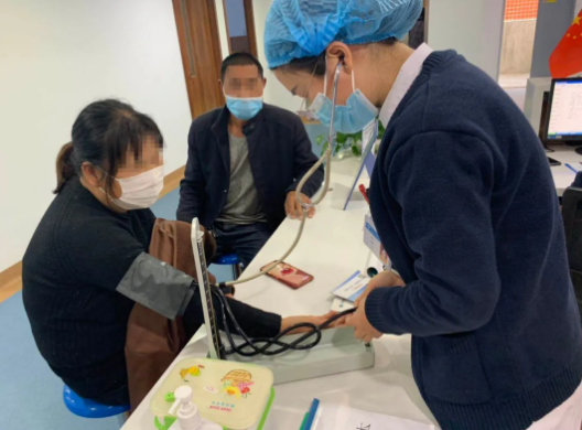 多年后，再回郑州8868 - 看球聊球追世界杯就来8868体育有限公司官方网站向徐惠民院长“汇报”自己重获光明后收获的幸福1.png
