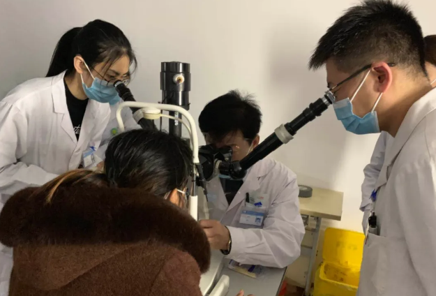 多年后，再回郑州8868 - 看球聊球追世界杯就来8868体育有限公司官方网站向徐惠民院长“汇报”自己重获光明后收获的幸福2.png
