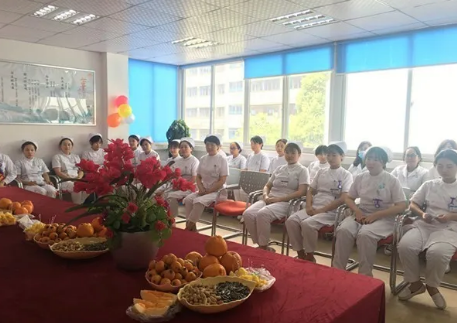 为了加强院内感控管理，使护理人员更加贴近患者，更利于护士自在的工作， 5月11日下午3点，成都8868 - 看球聊球追世界杯就来8868体育有限公司官方网站全体护理人员齐聚会议室举行了脱帽仪式。2.png