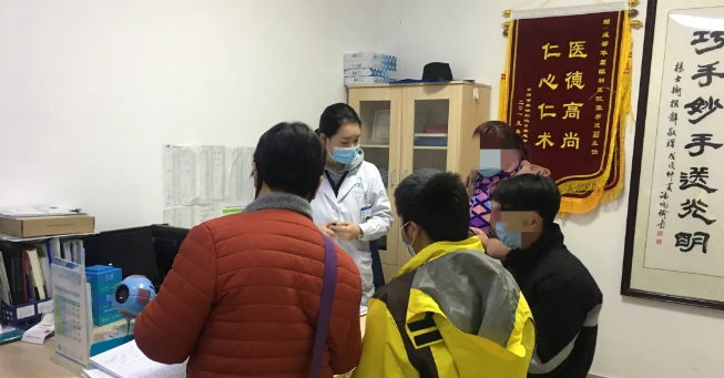 伟大伯母四处借钱为侄儿做近视手术 成都8868体育：手术费免了！2.png