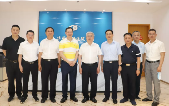 福建省副省长崔永辉陪同刘永富主任考察8868体育集团本部厦门大学附属厦门眼科中心5.png