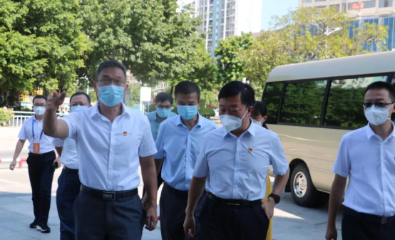 莆田市政协主席周青松一行中秋慰问8868体育抗疫一线人员1.png