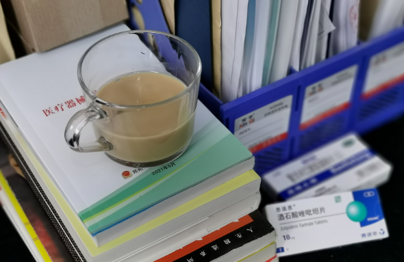 郑州8868体育视光：“狠人”刘苏冰的3件宝：咖啡、止疼片、安眠药，让她时刻处在较佳状态。找她做近视手术，放心！2.png