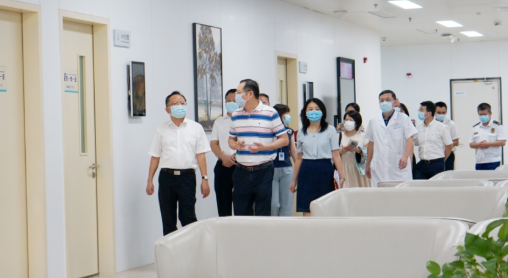 厦门市政府副市长廖华生带队到8868体育集团本部厦门眼科中心检查安全生产及疫情防控工作2.png