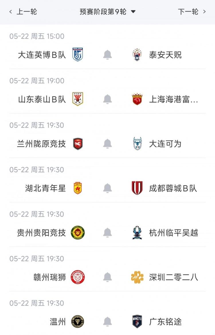 好兄弟！赛后利马单手搂着梅西，两人赤裸上身回更衣室